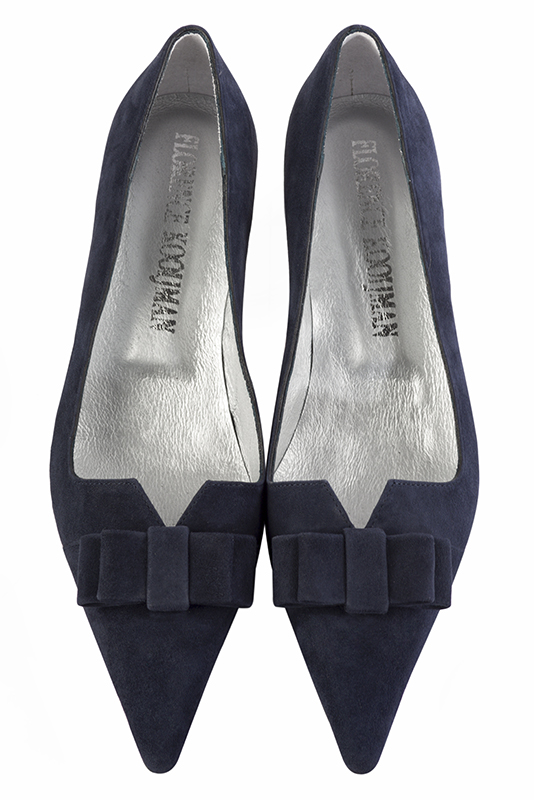 Navy blue women's dress pumps, with a knot on the front. Pointed toe. Medium slim heel. Top view - Florence KOOIJMAN